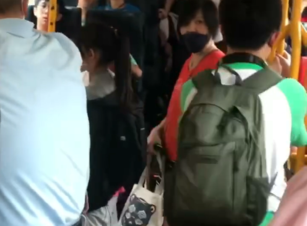 影／學生讓博愛座被大媽唸到哭「我都讓了妳還在那邊講」　車上乘客看不下去出聲「不要道德綁架」