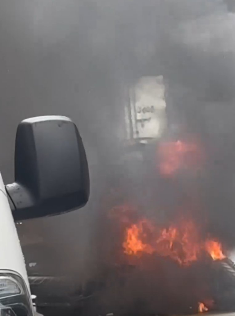 礁溪驚悚火燒車！女騎士閃車自摔　機車爆燃黑煙狂竄
