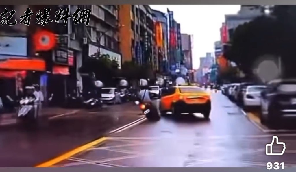 撞擊瞬間曝光！三重小黃疑未打方向燈左轉　騎士煞不及滾輪下遭輾