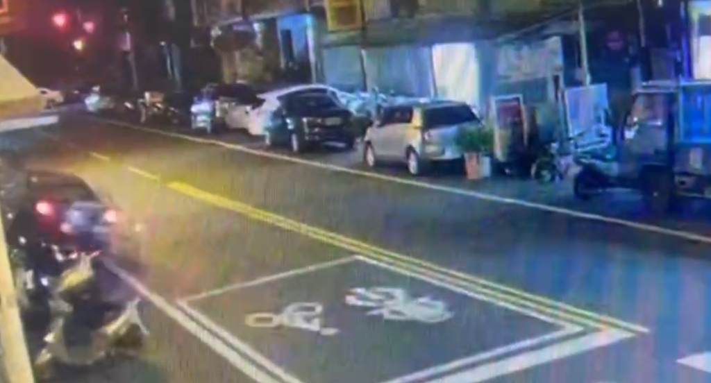 撞擊畫面曝光！草屯自小客車撞路邊8車　衝上人行道側翻釀3傷