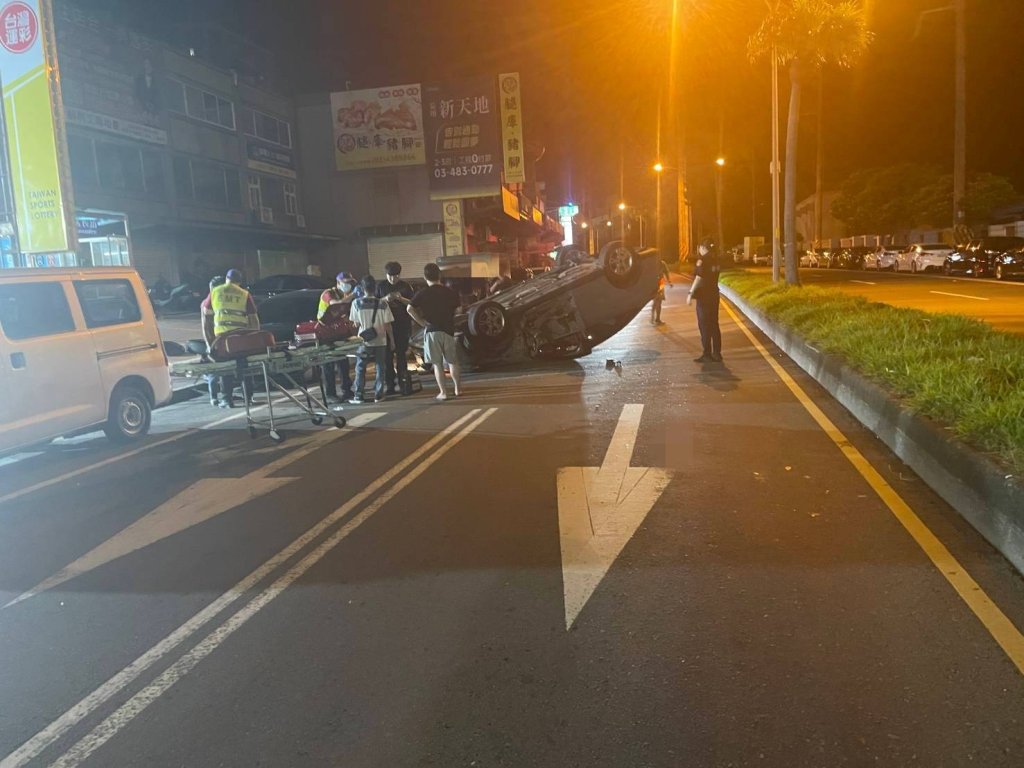 疑疲勞駕駛...越籍男駕車載同鄉連撞5車「烏龜翻」躺馬路