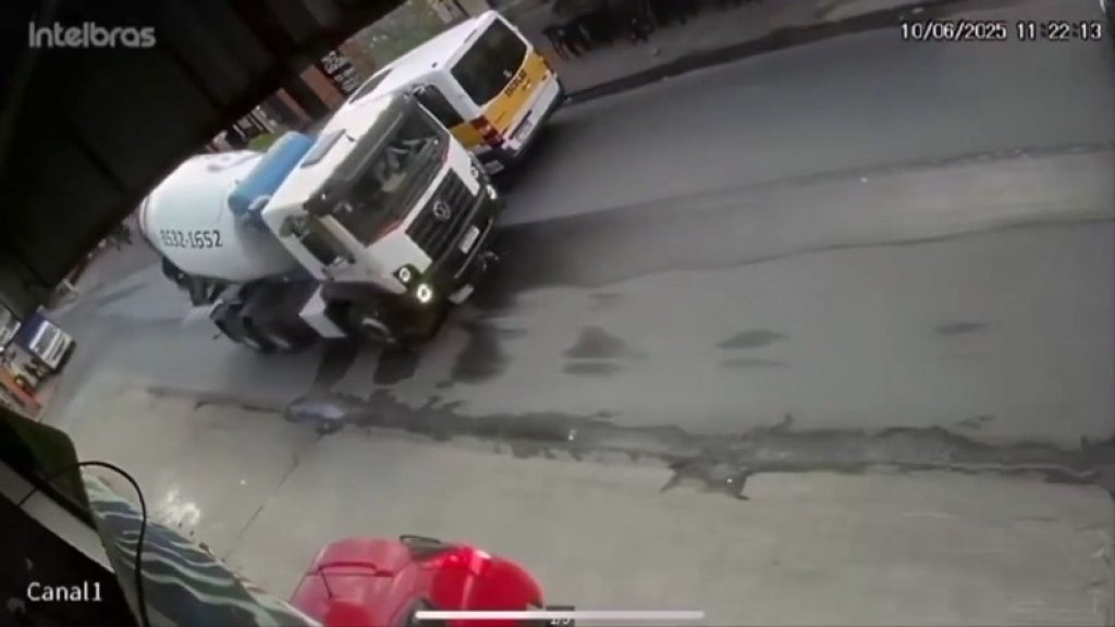 影／驚悚影片！巴西13歲少年騎電動自行車失控　摔倒遭水泥車輾過血流一地亡