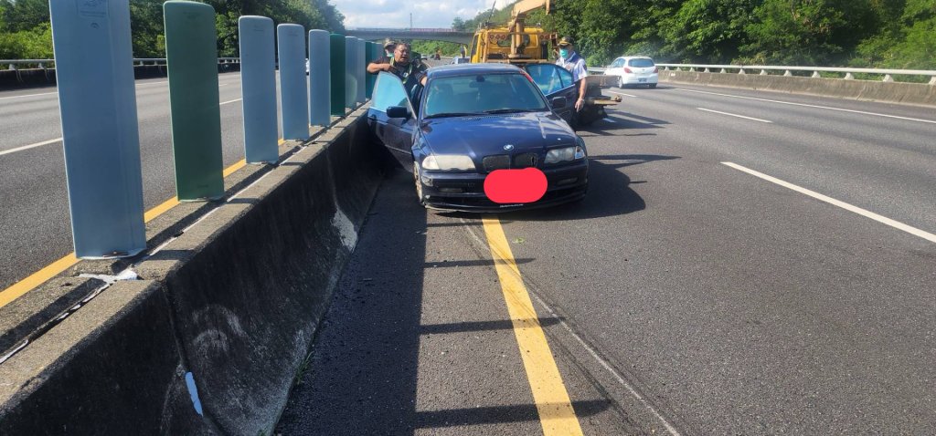 快訊／國3關廟段驚見「無人車」逆向卡內側　疑自撞護欄...警追查開罰