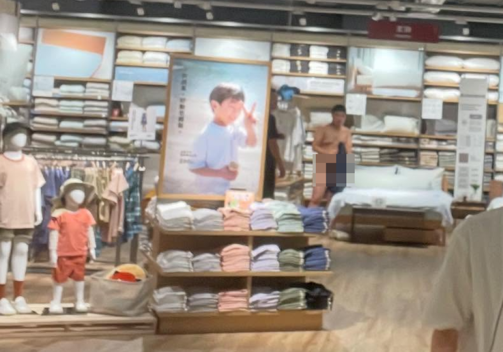 男衝板橋車站無印良品裸睡「跳床上翻滾」　店內民眾嚇壞急閃！警衛用討伐棒趕人