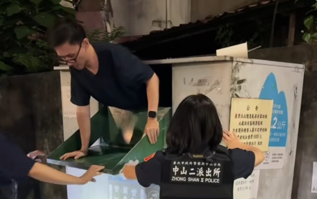 影／喝醉了？男半夜「滑進舊衣回收箱」出不來　目擊民眾傻眼找警求助