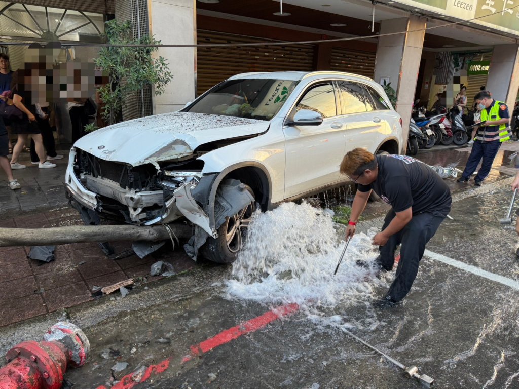 影/轎車失控猛衝人行道！中和路樹倒、電線扯落　80歲婦人遭波及送醫