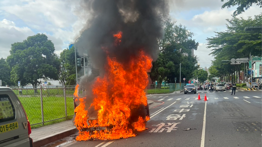 新／台南驚悚火燒車！惡火狂燒剩骨架...波及停車柱　73歲翁跳車逃命