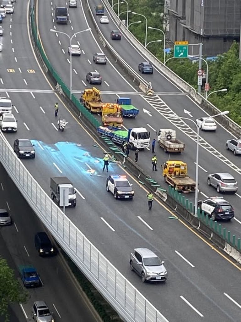 台74線路面染藍色！ 　貨車自撞中央護欄藍色塑膠粒散落對向車道