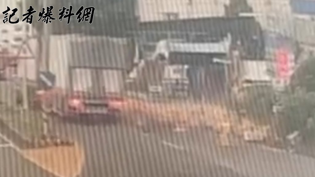 頭城街頭驚現「酒海」！疑貨櫃門未關妥　貨車過彎噴6000多瓶米酒啤酒