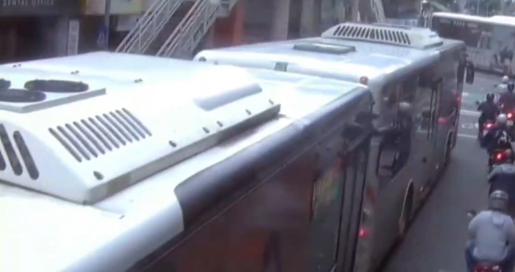 撞擊畫面曝光！汐止公車追撞公車　停等紅綠燈小車遭波及