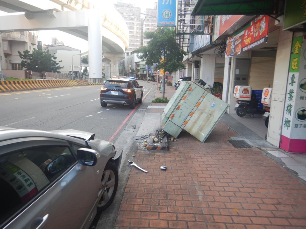 台中路邊電箱被撞歪！ 　21歲男駕車恍神肇事