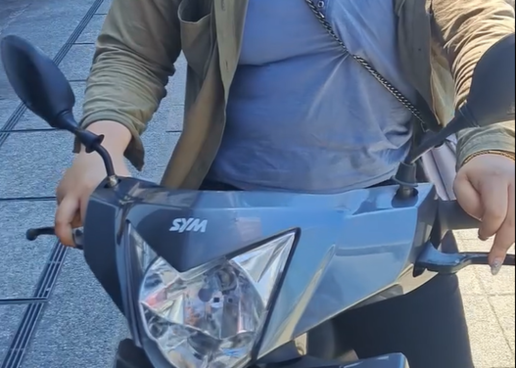 影／機車按喇叭行駛人行道！民眾險被撞批「基隆行人地獄」　女騎士：人行道可以上來