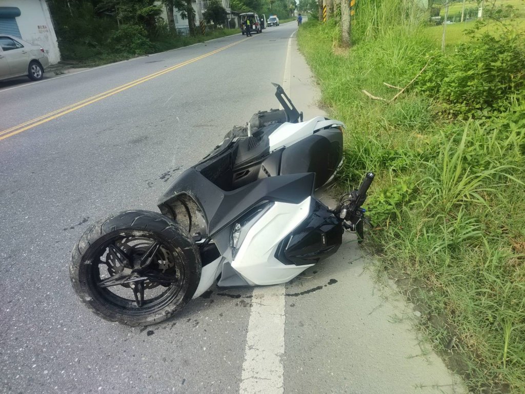 無照疲勞駕駛釀悲劇！ 　花蓮機車自撞電線桿路騎士喪命