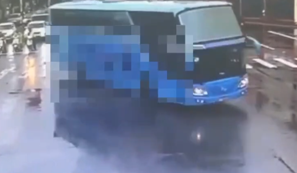 台中遊覽車漏油害機車騎士摔傷！ 　警方開罰