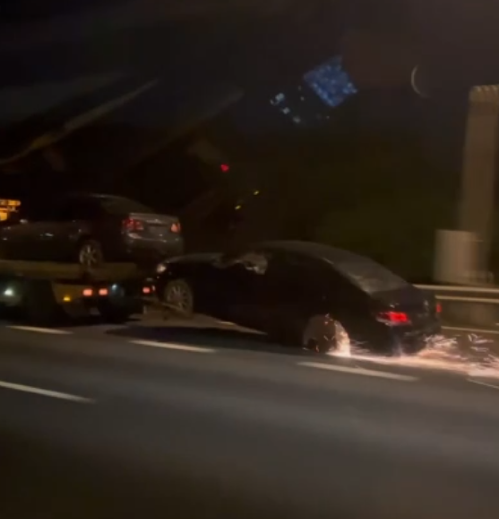 國道風火輪！被拖吊車輛車體磨擦地面噴火　掉落輪胎疑砸中另輛自小客車