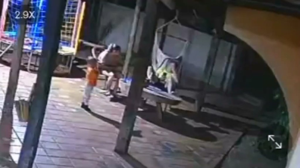 影／2歲童拿9mm手槍誤射打死母親！事發影片網路瘋傳　父親遭巴西警逮捕被控過失殺人