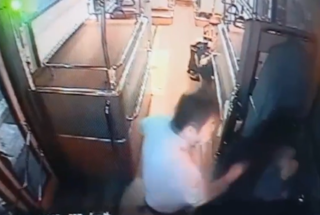 公車上開打！不滿被按喇叭　指南客運司機衝到欣欣客運車上痛扁司機