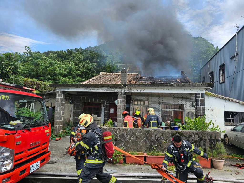 快訊／新北八里平房驚傳火警　屋主為滅火遭燒傷送醫
