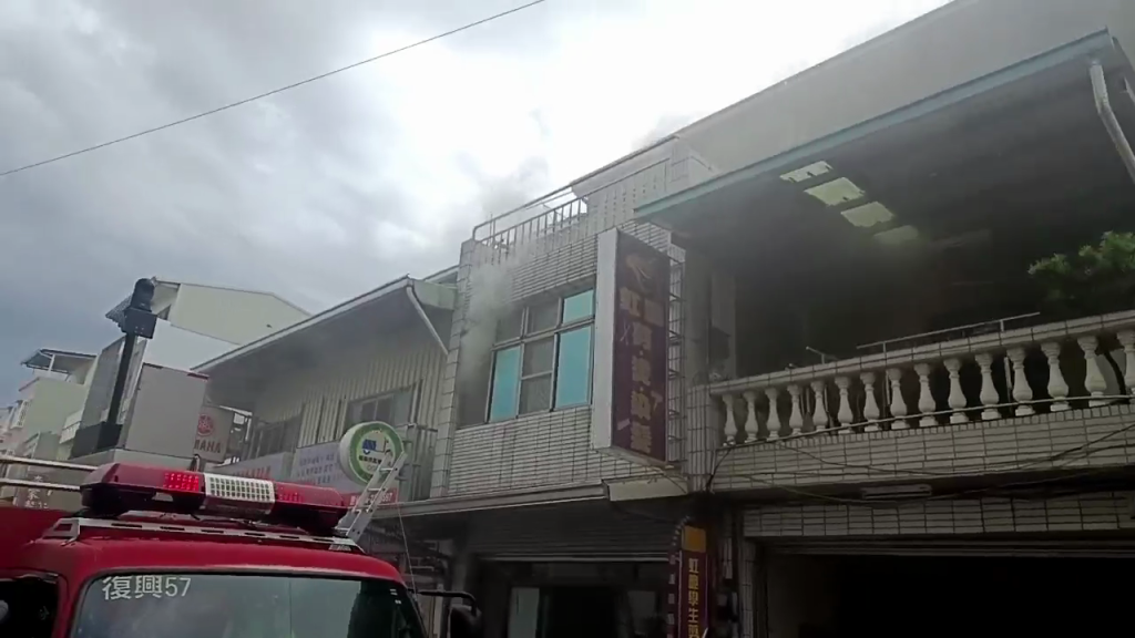 快訊／台南永康民宅火警！濃煙狂竄延燒隔壁戶　機車行險受波及