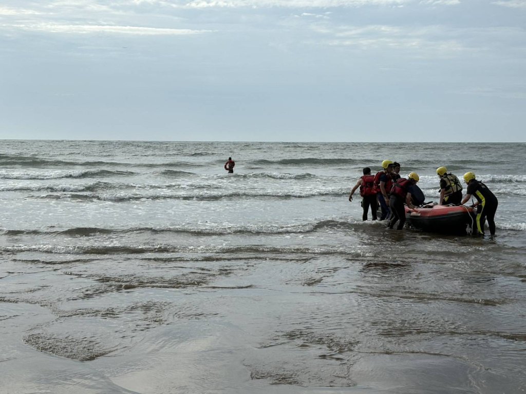 淡水沙崙海水浴場傳溺水...同行女目睹浪捲滅頂　法籍男救回已無生命徵象
