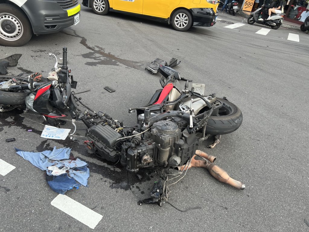 板橋路口驚悚車禍！重機左轉猛撞賓士解體　騎士慘摔右腳骨折