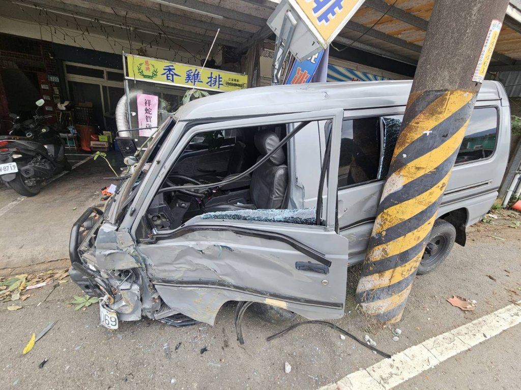 新店男閃「黑影」急煞　精準「卡縫」夾困被揪出無照駕駛