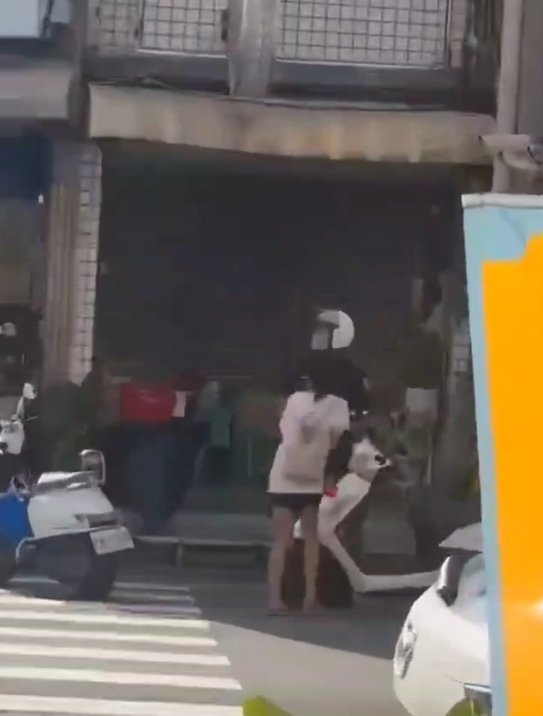 影/咬警抓狂片！高雄女騎士違規遭攔查　竟當街咆哮還狠咬警腳