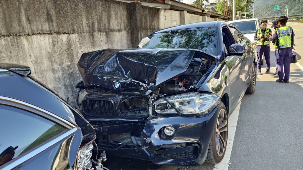 影/埔里驚險追撞！男駕駛恍神害2人送醫　警籲：開車不專心比酒駕還危險