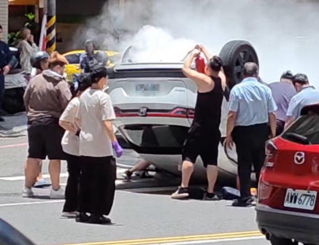 快訊／高雄巨蛋嚴重車禍！白車挨撞翻覆「狂噴白煙」　騎士見狀自摔