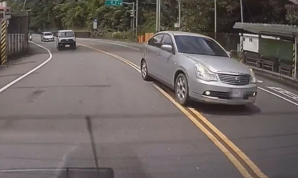 新店蛇行狂飆！轎車違規跨雙黃線超車　網怒：馬路當賽道？