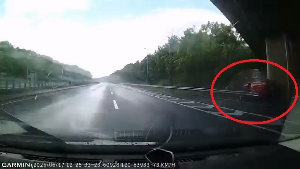 影／國道打水漂！遇大雨打滑衝破護欄翻覆　女駕駛一度受困