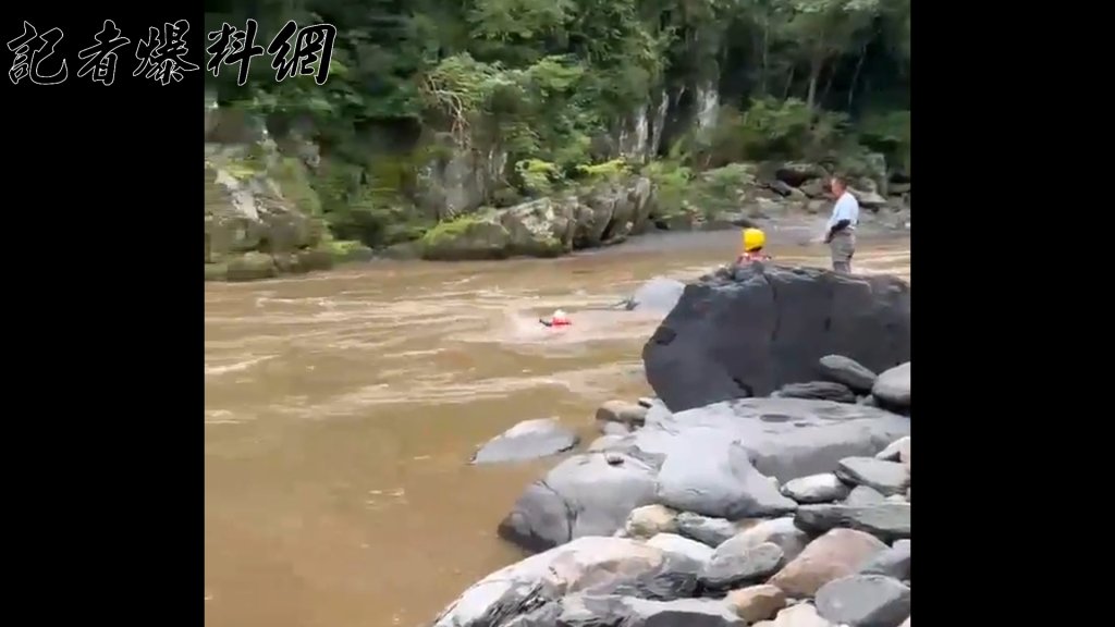 午後大雨釀溪水暴漲...烏來釣客受困沙洲　警消冒險涉水救援