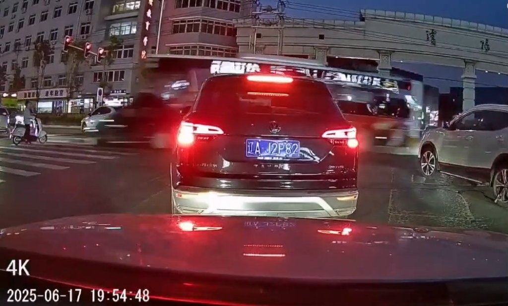 影／2死16傷車禍！公車閃行人失控爆衝連撞　現場慘況影片陸網瘋傳