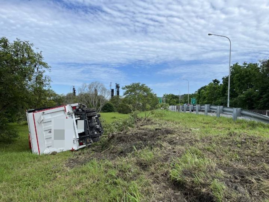 國道1號翻車！　王田交流道貨車翻覆邊坡 