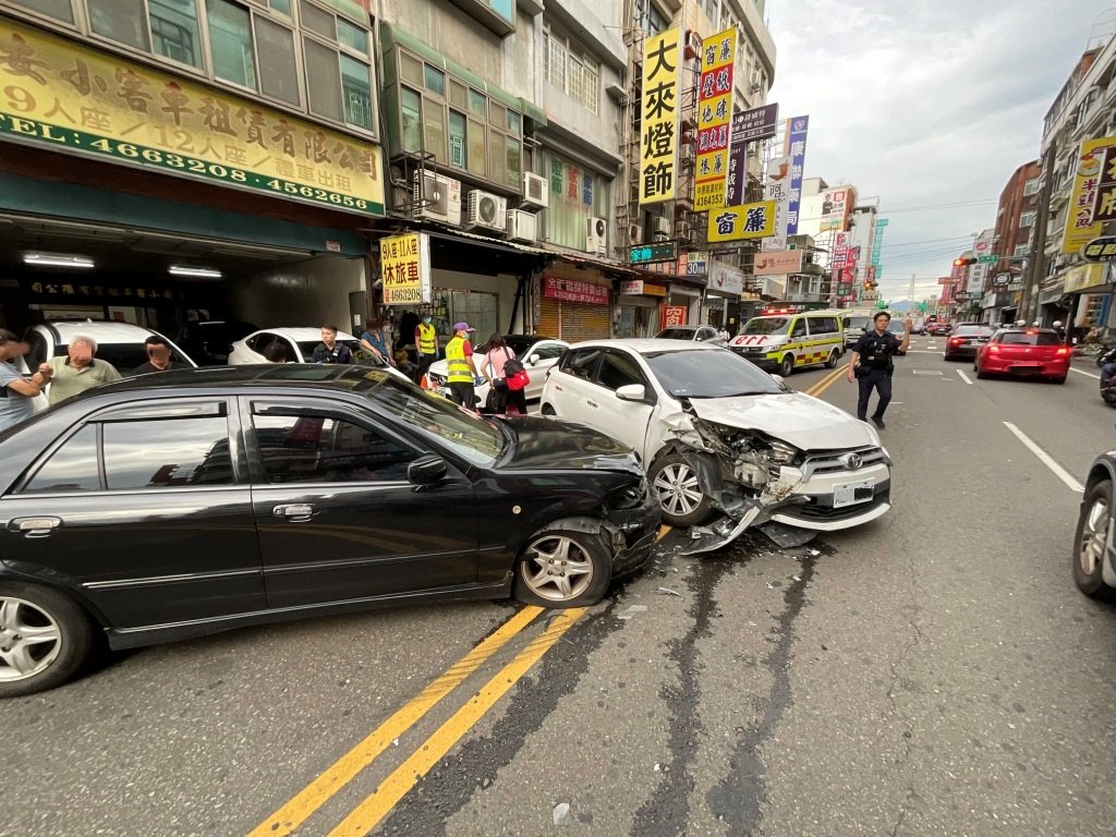 中壢6旬婦右轉直衝對向車道　對撞來車雙雙受傷疑煞車失靈闖禍