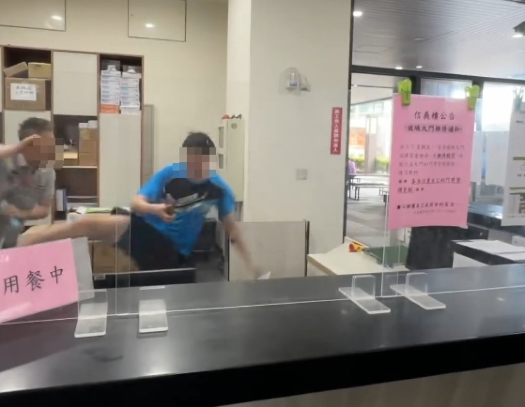 打人畫面曝光！中壢科大學生打舍監　警方當場逮捕移送法辦