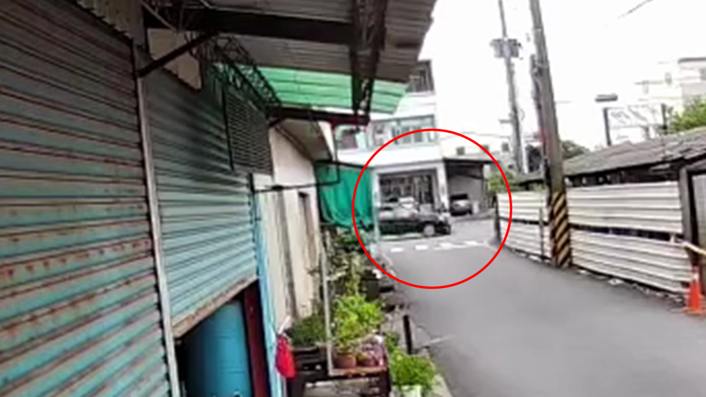獨／影／驚悚畫面曝！台南母女巷口遭撞飛　肇事女駕駛嚇跪崩潰