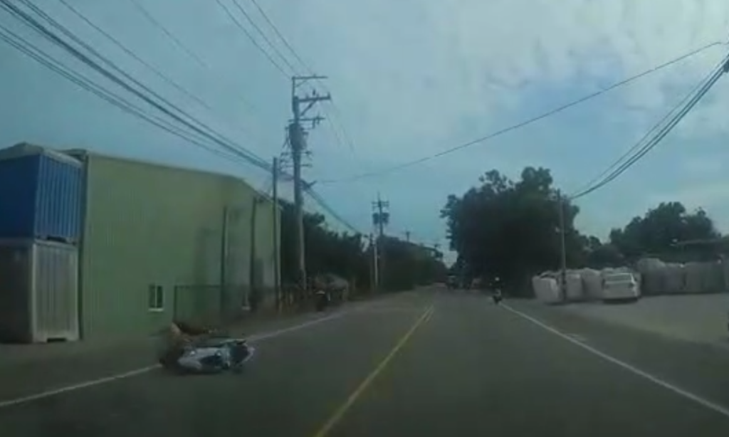 台中死亡車禍撞擊畫面曝光！大型重機逆向撞左轉機車再撞電線桿　騎士傷重不治