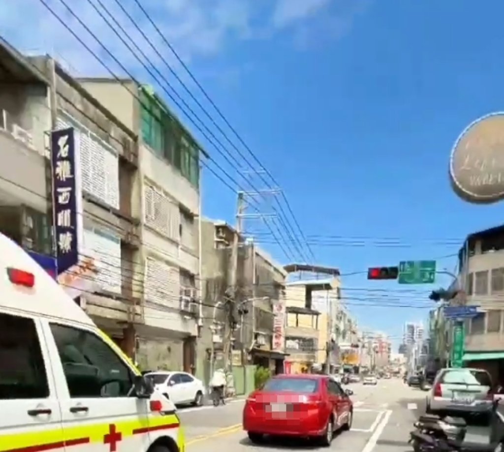警報器響30秒也不讓！ 　台中自小客車未禮讓救護車畫面曝光