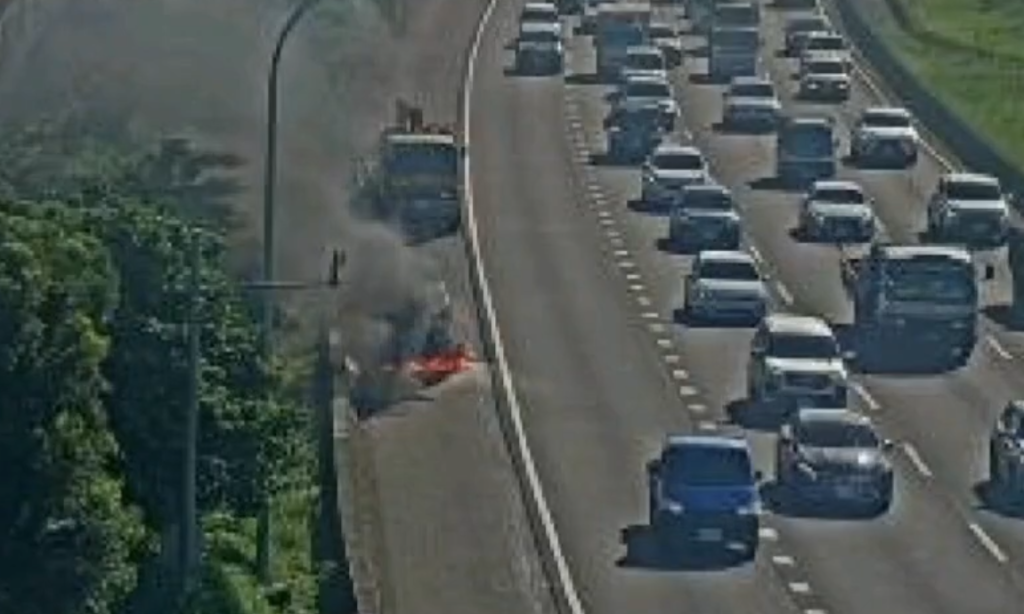 國道1號火燒車！　火勢猛烈濃煙沖天駕駛急逃生