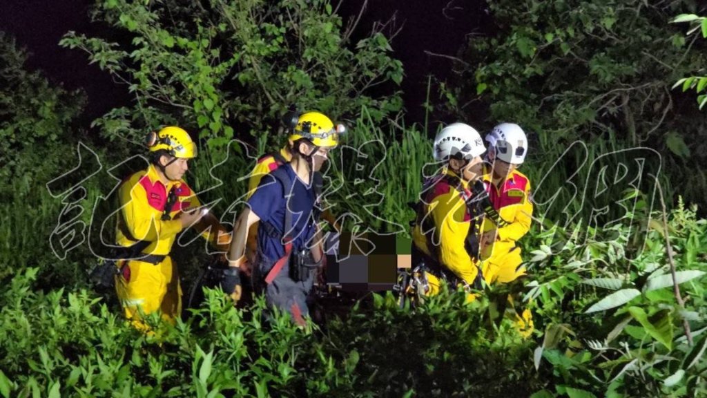 獨／高雄自小客「衝落20m深山坡」！駕駛今已2度掉下被救起