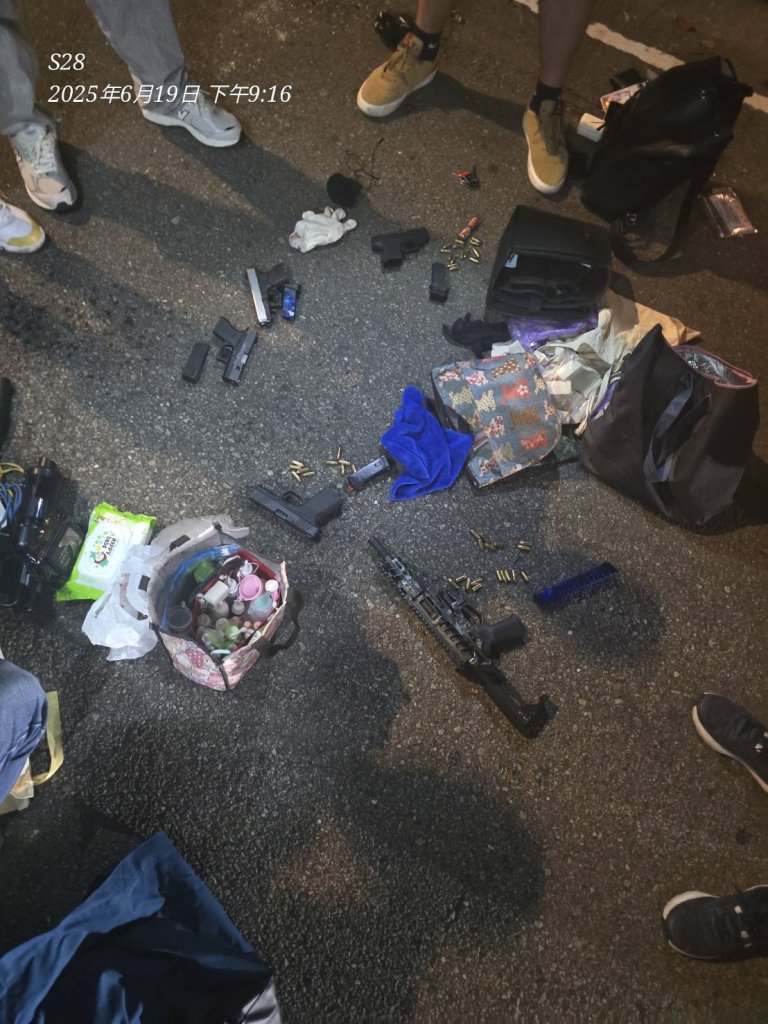 台中圍捕畫面曝光！通緝犯駕車衝撞安全氣囊爆裂流鼻血落網　車內起出大批槍彈