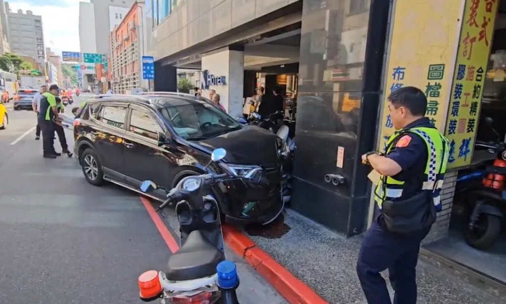 事發畫面曝光！基隆6旬翁突跨雙黃線逆向　連閃3車自撞飯店門柱才停下