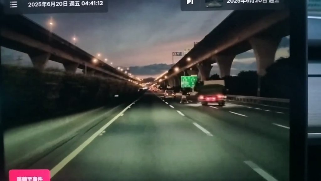 影／國道2次事故！沒放三角錐「人車險遭追撞」　貨車急閃失控翻2圈米散落一地