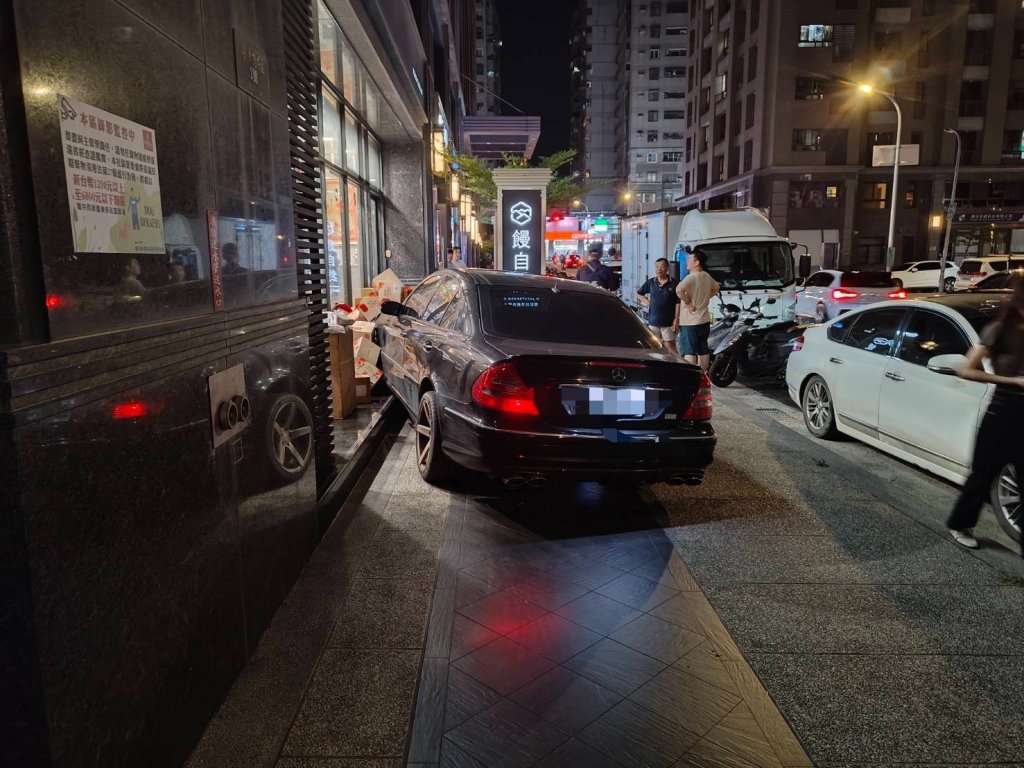 又和她有關！饅頭妹台中店面遭賓士車衝撞　疑因網友要求處理感情糾紛引起