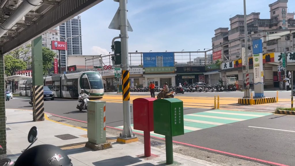 （更新）影／高雄騎士闖輕軌軌道！擋列車20分鐘慘了　恐遭罰43200元
