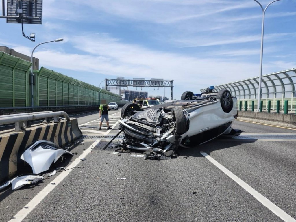 台74車禍！　休旅車自撞匝道口分隔島四輪朝天
