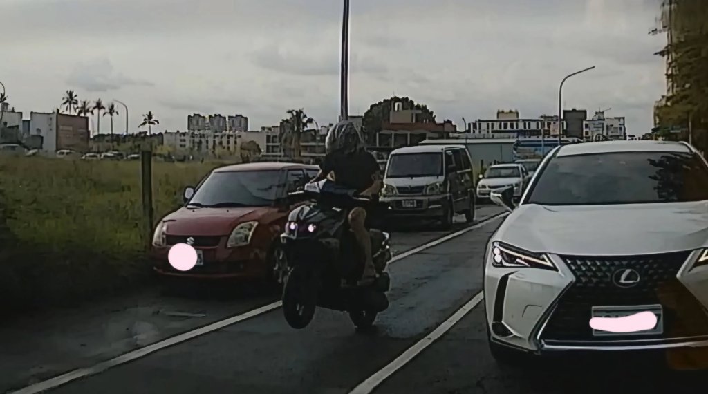 影／台南機車猴耍帥！起步翹孤輪「下秒慘摔翻滾」　網友：笑到眼淚流出來