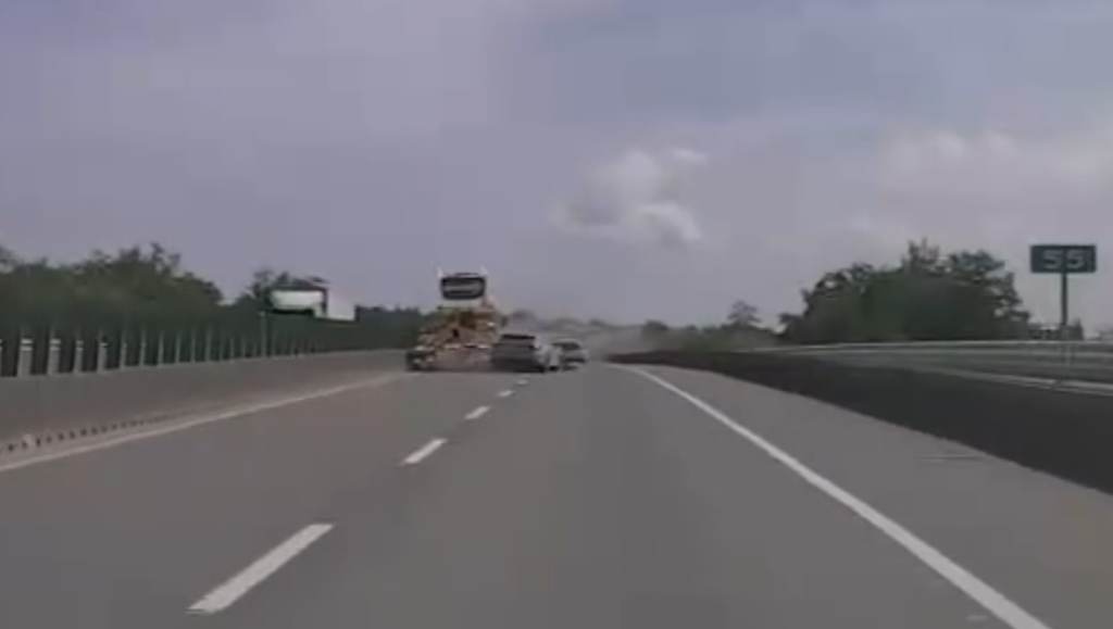 輔駕車撞緩撞車撞+1！ 　疑似肇事駕駛：「剛好在拿東西」、「錯誤示範」
