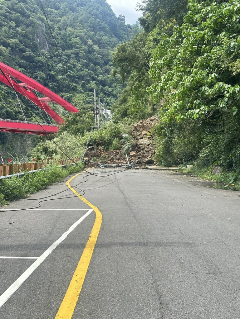 50遊客受困八仙山！突發土石崩塌阻路　全數平安安置等待搶通
